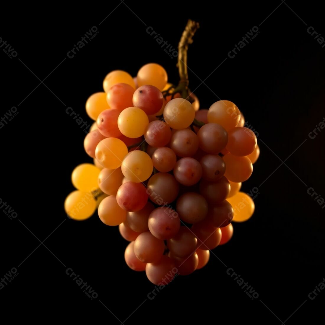 Uvas rosadas e amarelas em fundo preto