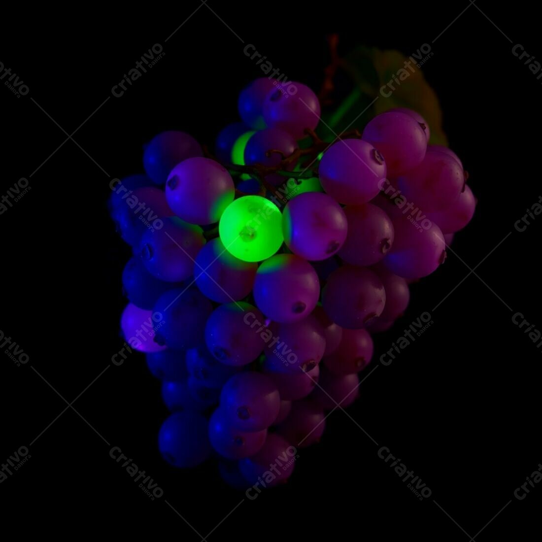 Uva sob luz negra uma verde