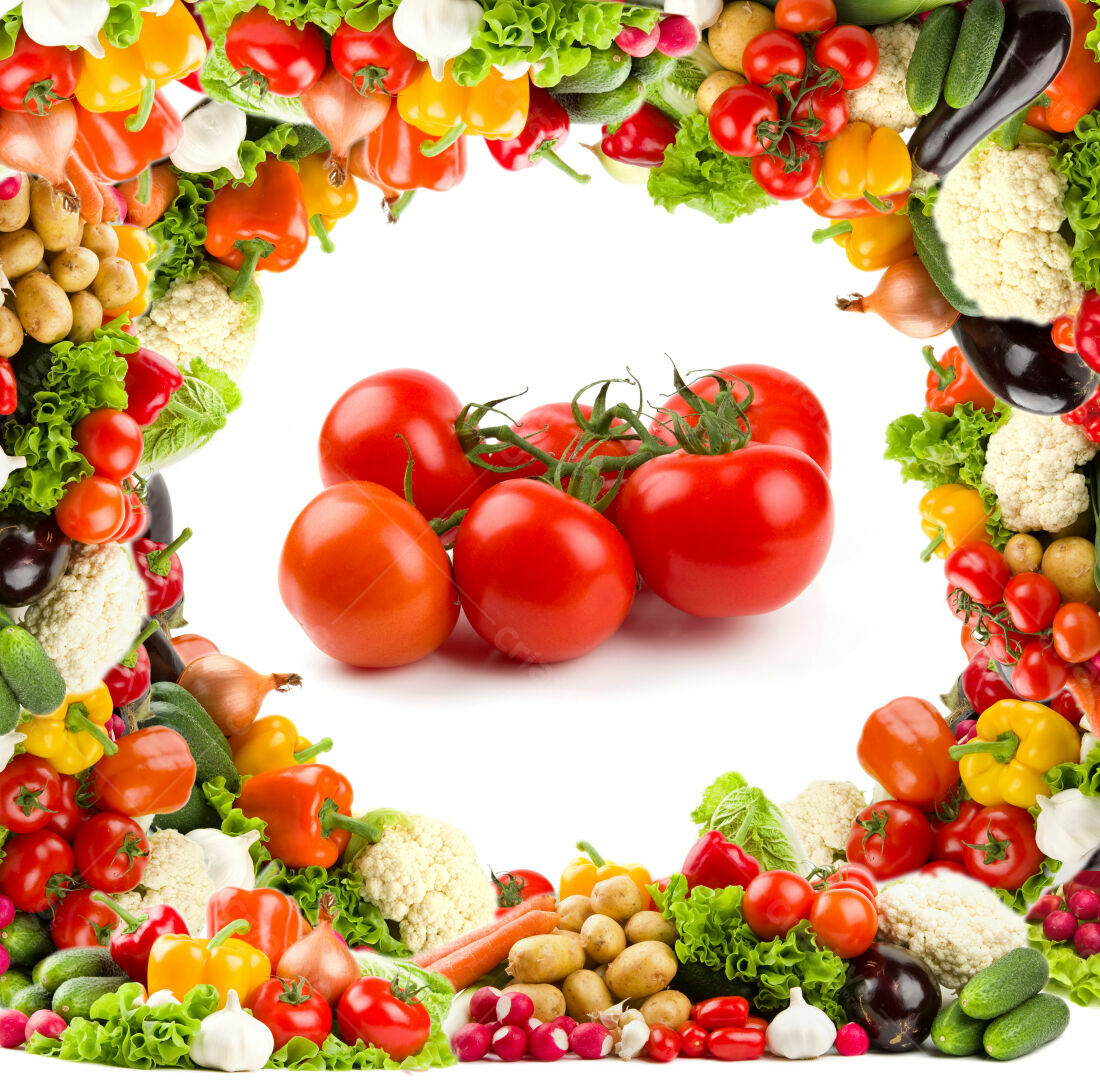 Tomates e variedade de legumes frescos