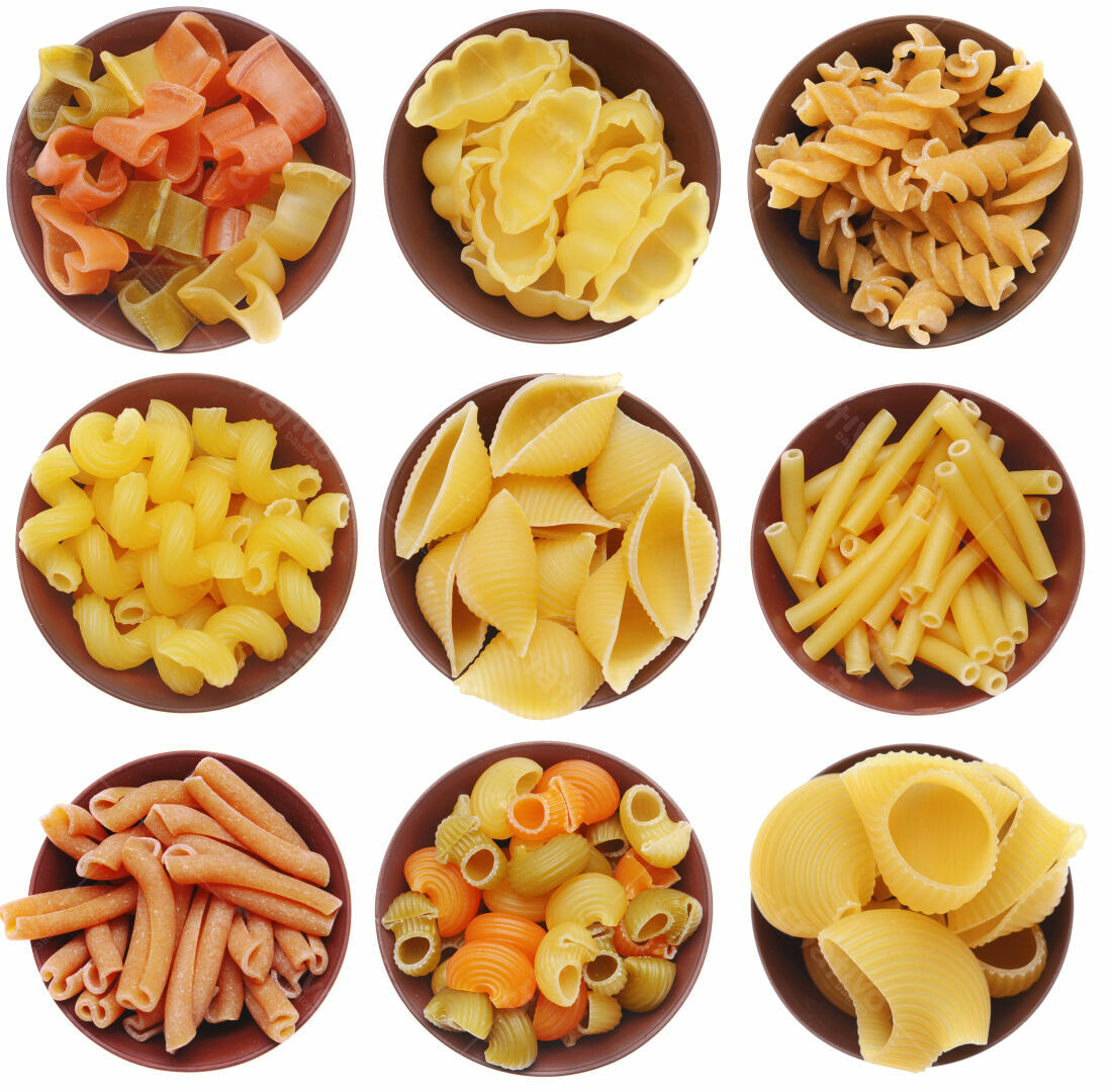 Diversos tipos de macarrão em tigelas