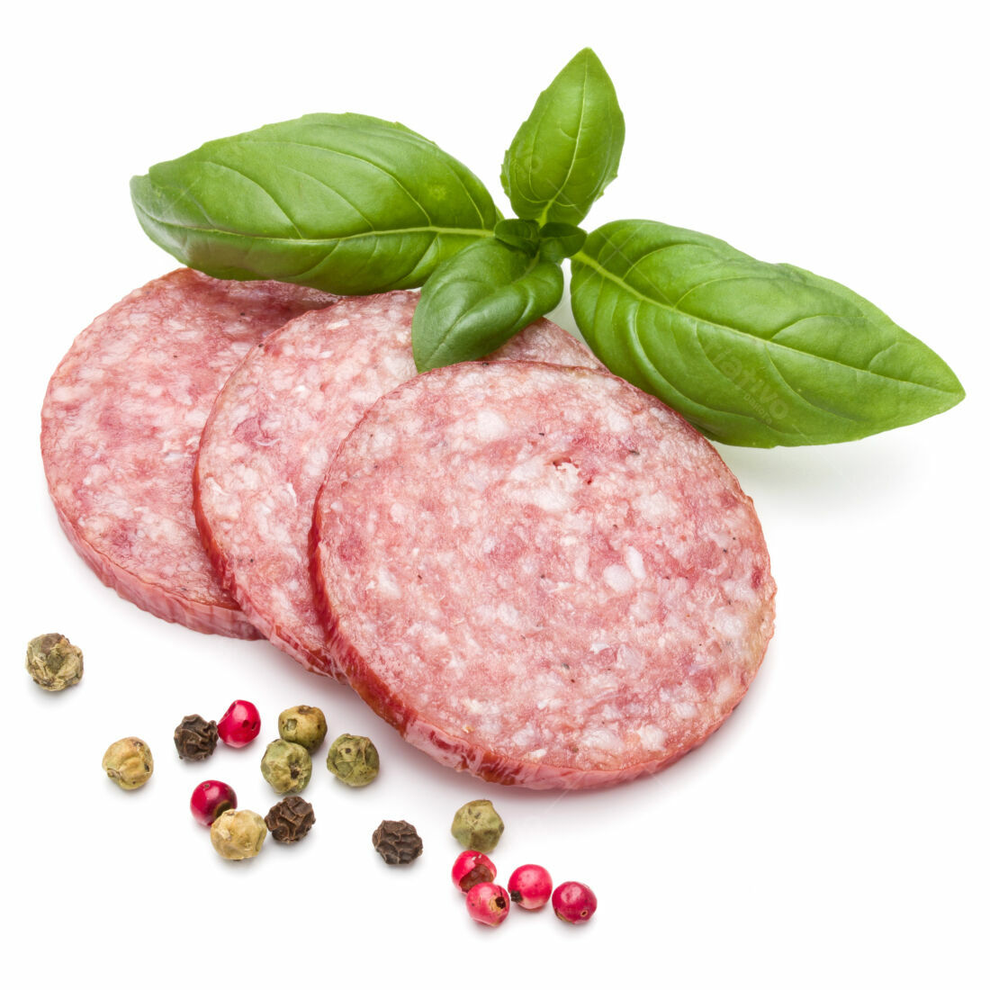 Salame fatiado com manjericão e pimenta