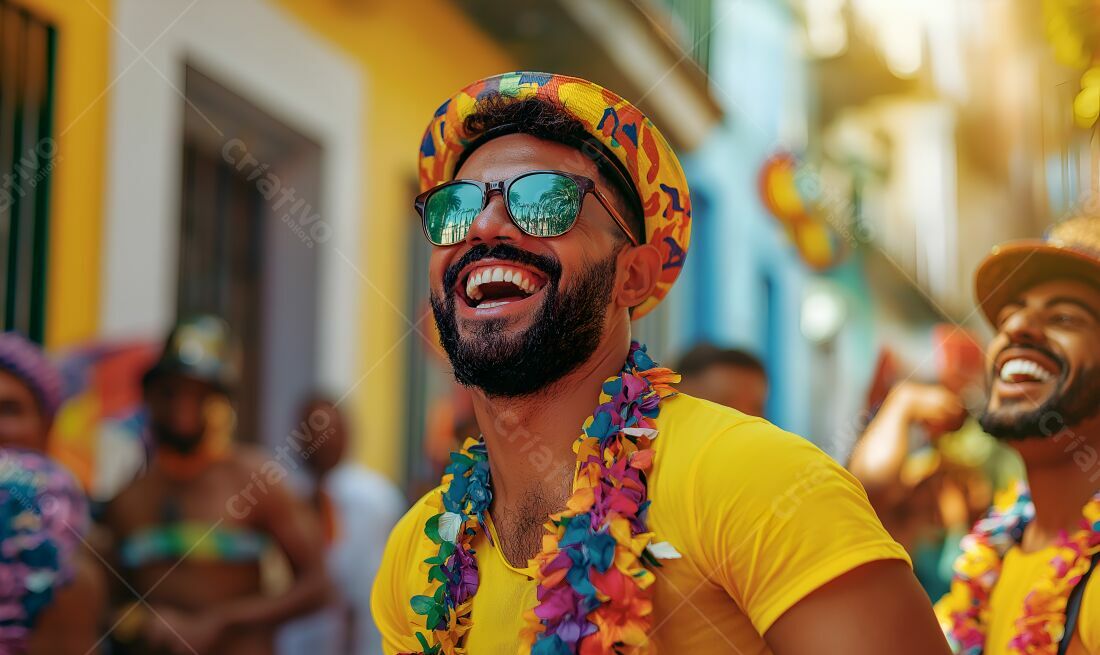 Homem rindo no Carnaval usando chapéu e óculos